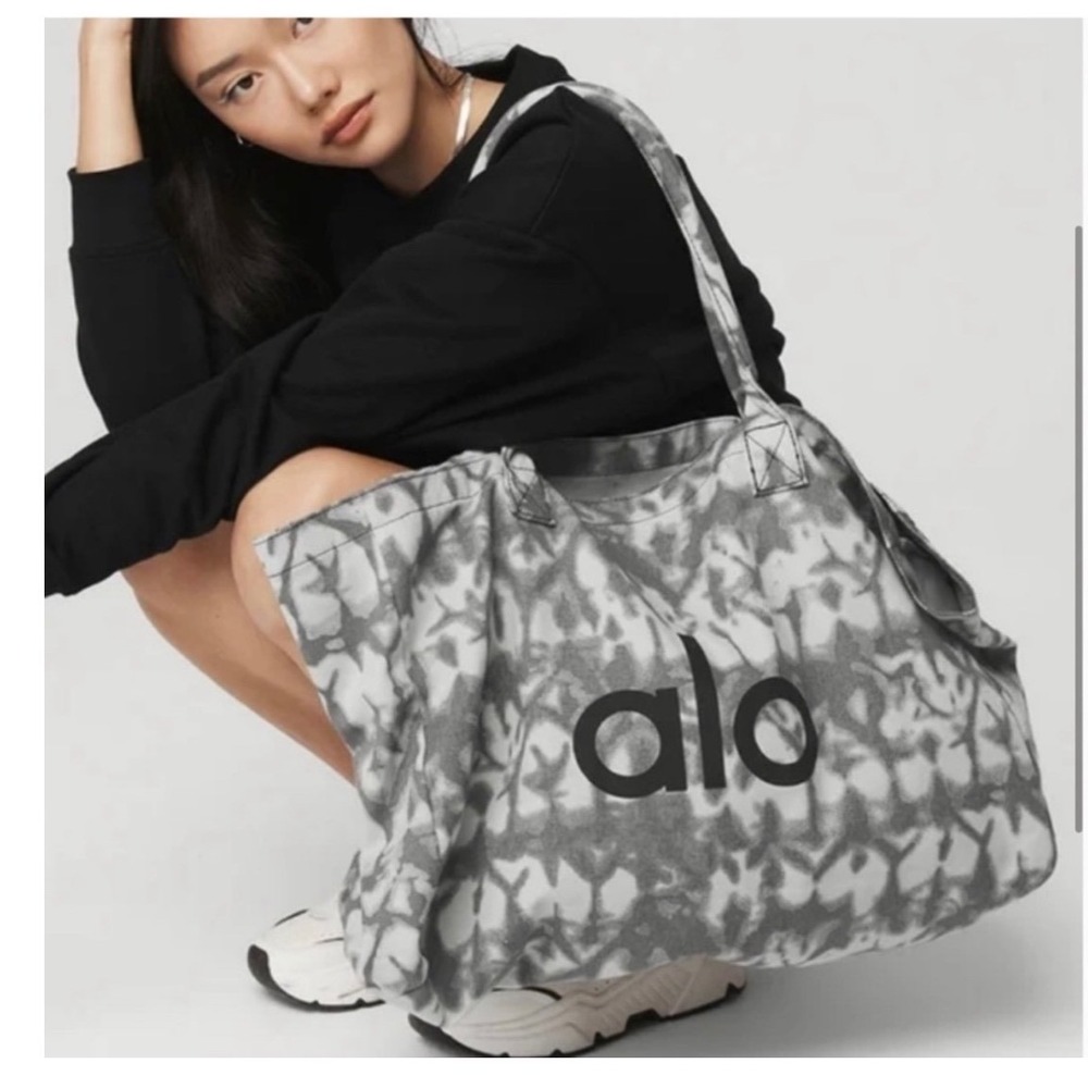 ALO Yoga Gray Tie Dye Large Cotton Canvas Open Shopper Tote Gym NWT - Picture 2 of 3